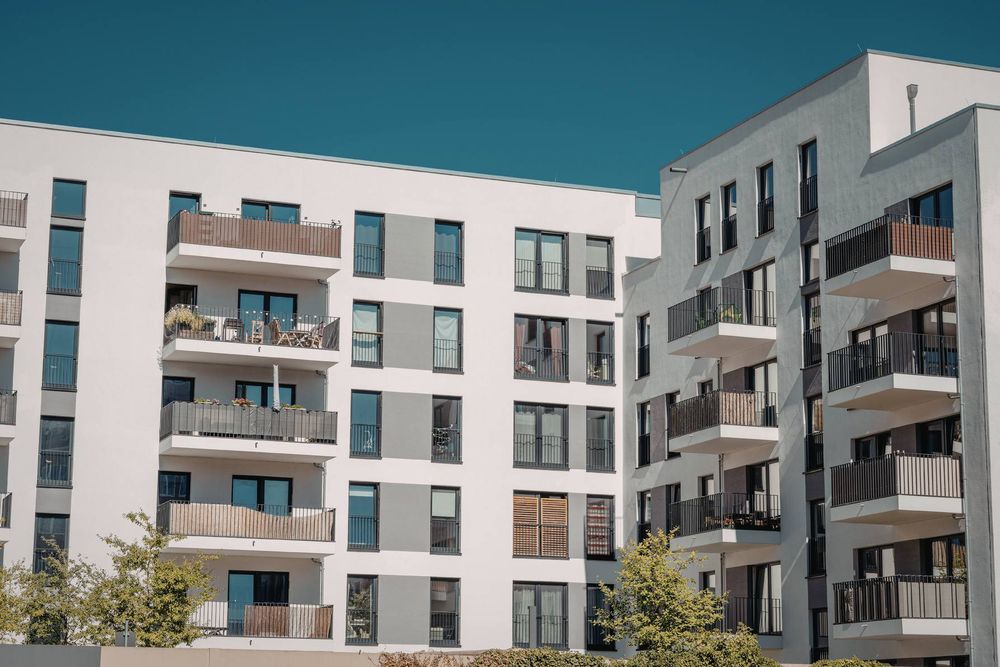 Edificio residencial con aires acondicionados